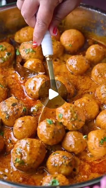 Kashmiri Dum Aloo, Dum Aloo, Beautiful Valley, Garlic Potatoes, Garlic Recipes, Indian Curry, Baby Potatoes, Indian Food, Golden Brown