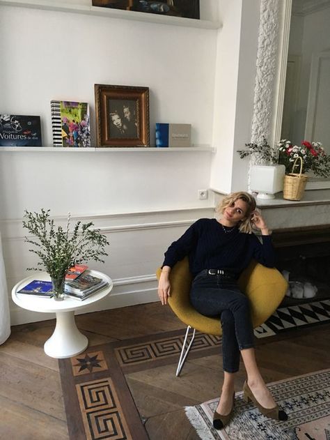 Découvrez comment adopter le style de la parisienne avec Malwina Personal Shopper ! #styleparisienne #lookparisienne #parisianstyle #lookdeparisienne #stylealaparisienne Parisienne Style, Style Parisienne, Parisian Apartment, French Chic, Decoration Inspiration, Parisian Chic, Parisian Style, Casual Looks, Personal Style