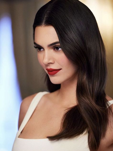 Red Lipstick Makeup Looks, Kendall Jenner Modeling, Kendall Jenner Face, Kendall Jenner Video, Kendall Jenner Makeup, Kendall Jenner Street Style, Beautiful Haircuts, Kendall Style, Kendall Jenner Outfits