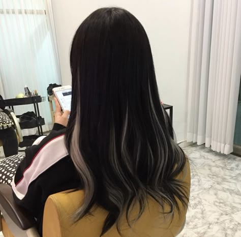 Layered Black Hair With Highlights, Black Hair With Colored Streaks, Highlights On Bottom Half Of Hair, Hair Color Ideas Black, Hire Color, Black Hair Blonde Highlights, Black Hair Balayage, Korean Hair Color, Hair Color Underneath