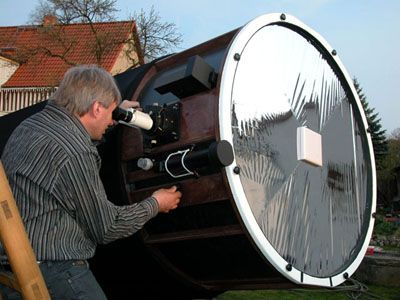 Dr. Erhard Hänssgen's 42 inch (107 cm) Dobsonian Telescope #Astronomy #Telescopes #Dobsonian Backyard Astronomy, Telescope Observatory, Dobsonian Telescope, Telescope Astronomy, Diy Telescope, Refracting Telescope, Telescope Images, Astronomical Observatory, Amateur Astronomy