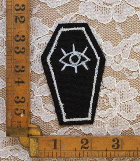 Diy Patches Punk, Punk Fashion Diy, Patch Ideas, Patch Pants, Patch Jacket, Punk Patches, Battle Jacket, Diy Jacket, Diy Clothes Design