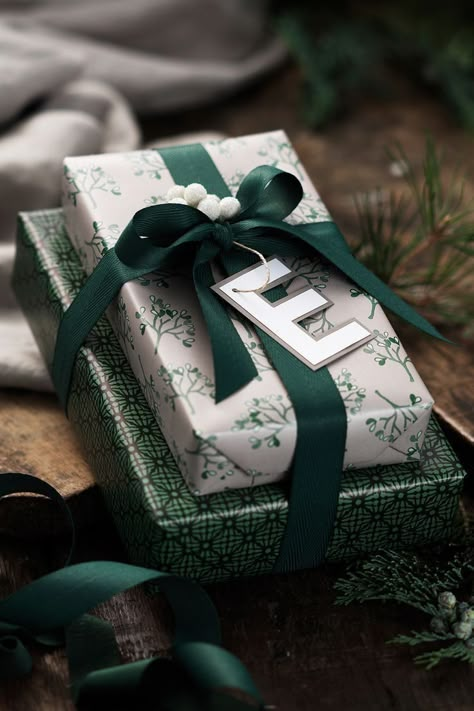 Christmas Wrapping Ideas 2023, Christmas Tree Wrapping Ideas, Christmas Gift Under Tree, Beautiful Christmas Gift Wrapping, Christmas Wrapping Tags, Monochromatic Christmas Wrapping, Christmas Gift Wrapping Inspiration, Masculine Gift Wrapping, Green Wrapping Paper Christmas