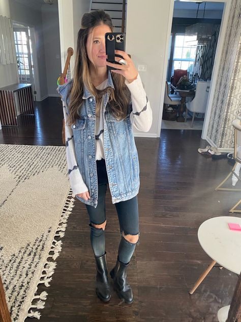 Oversized Denim Vest Outfit Fall, Oversize Denim Vest Outfit, Jean Vest Outfits Winter, Oversized Jean Vest Outfits, Denim Vest Outfit Winter, Blue Jean Vest Outfit, How To Style Denim Vest, Jean Jacket Vest Outfits, Oversized Denim Vest Outfit