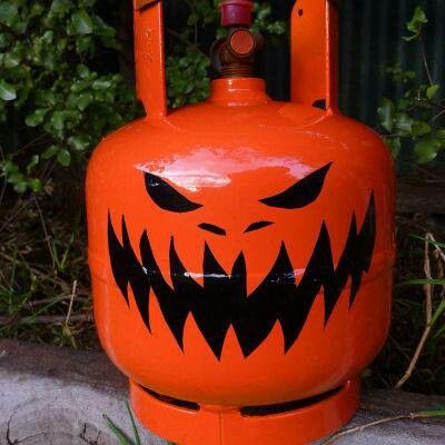 Upcycle pumpkin halloween propane tank Jack O Lantern Diy, Propane Tank Art, Propane Cylinder, Lego Head, Homemade Halloween Decorations, Lawn Art, Halloween 2013, Metal Yard Art, Halloween Scene