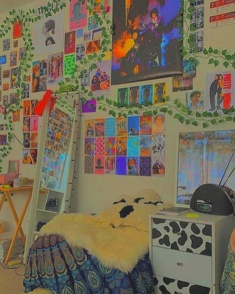 indie kids on Instagram: “room decor inspo pt 8🧚‍♀️” Sala Grunge, Indie Kid Room, Indie Room Inspo, Indie Rooms, Indie Room Ideas, Indie Bedroom, Chill Room, Retro Room, Indie Room Decor