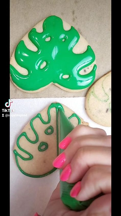 Luau Cookies, Food Ideas For Kids, Flower Sugar Cookies, Flooding Cookies, Leaf Cookies, Sugar Cookie Royal Icing, St Patricks Day Food, Heart Cookie, Cookie Tutorials