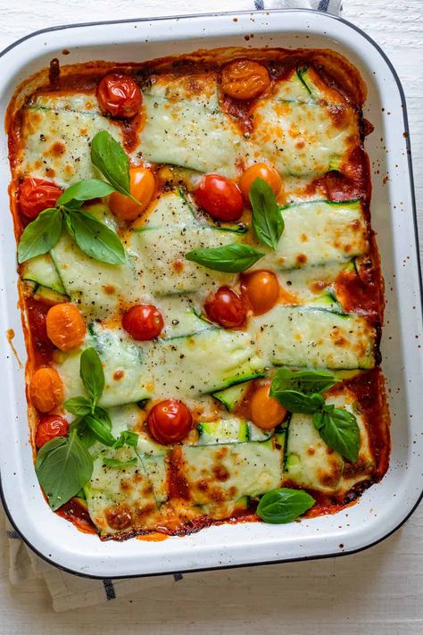 Easy to make, healthy zucchini ravioli is a low carb alternative for a family weeknight meal. Packed with veggies, you won't miss the pasta! | Low Carb Meals | Zucchini Recipes | Italian Recipes | Pasta Alternatives Vegan Protien, Zucchini Ravioli, Pasta Alternative, Recipes Italian, Low Carb Easy, Ravioli Recipe, Healthy Zucchini, Italian Pasta Recipes, Low Carb Pasta