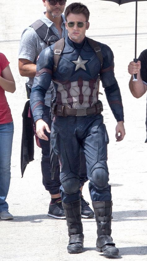 Chris Evans Smile, Captain America Suit, Chris Evans Tumblr, Chris Evans Beard, Chris Evans Shirtless, Christopher Robert Evans, Chris Evans Funny, Michael Johnson, Anthony Mackie