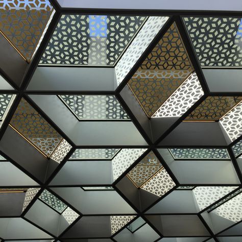 Honeycomb Ceiling, Shopping Mall Interior, Staircase Interior Design, Skylight Design, Retail Facade, Canopy Architecture, Metal Facade, Facade Architecture Design, Front Gate Design