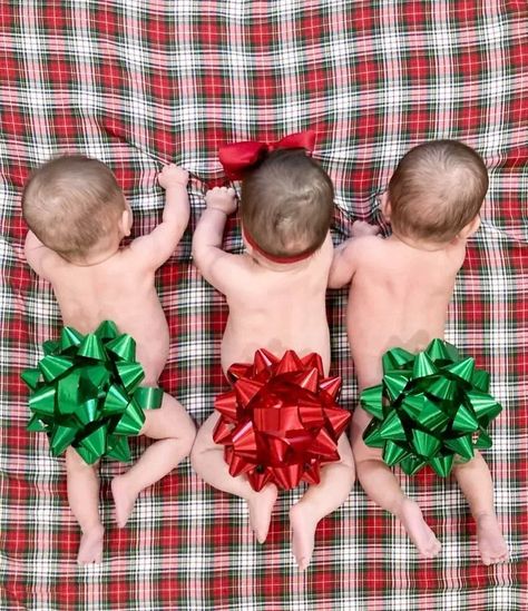 Looking for the best baby's first Christmas photo ideas for your baby's first Christmas photoshoot? Try these awesome Christmas photo ideas! Goodbye November Hello December, First Christmas Photo Ideas, Goodbye November, November Hello, Baby Holiday Photos, Baby Christmas Crafts, Christmas Photo Ideas, Christmas Baby Pictures, Baby Christmas Photos