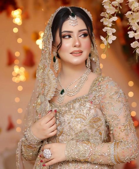 Pakistani Bridal Makeup Hairstyles, Pakistani Makeup Looks, Sketches Design, Nikah Outfit, Bride Photos Poses, Pakistani Bridal Makeup, Red Bridal Dress, Bridal Makeup Images, Desi Wedding Dresses