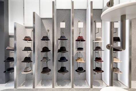 Wig Organizer, Retail Visual Merchandising, Hat Displays, Jewelry Store Interior, Display Retail, Popular Hats, Hat Display, Hat Stores, Retail Store Design