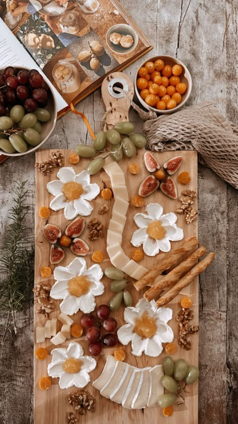 Flower chessboard 🌼 I used cream cheese for the flower leaf’s and for the flower middle I used lemon curd 🍋 The other yummy foodies are :… | Instagram Charcuterie Inspiration, Gouda Cheese, 29th Birthday, Mad Tea Party, Flower Leaf, Flower Tea, Lemon Curd, Charcuterie Board, Bday Party