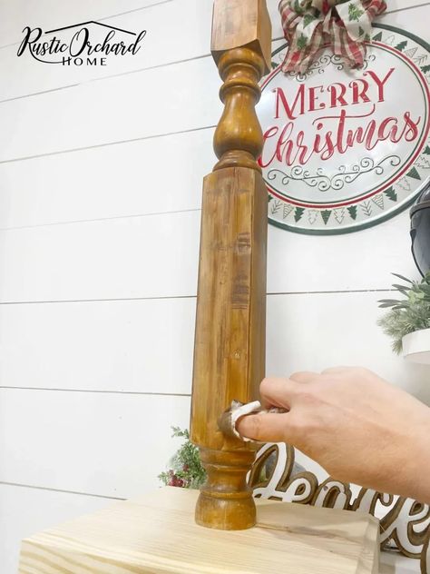 Spindles are one of the best things you can salvage and have on hand for fun upcycling projects! Let me show you how to use an old spindle to make a wreath stand. Repurposed Baluster Ideas, Wooden Spindle Crafts, Spindles Repurposed, Spindle Projects, Spindle Snowmen, Spindle Candle Holders, Spindle Tree, Spindle Crafts, Booth Diy