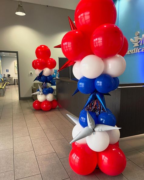 💫🎈Impress your clients and employees with our elegant balloon setups for corporate events! 💫🎈Contact us to celebrate in style, link in bio #sempertex #sempertexballoons #toyworldinc #corporateevents #globos #balloons #balloonsorlando #orlandoballoons #loononna #balloongarland #balloonarch #ballooncolumns Corporate Balloon Decorations, Patriotic Balloon Columns, Ballon Tower, Patriotic Balloons, Gemini Life, College Party, Blue Balloon, College Parties, Balloon Columns