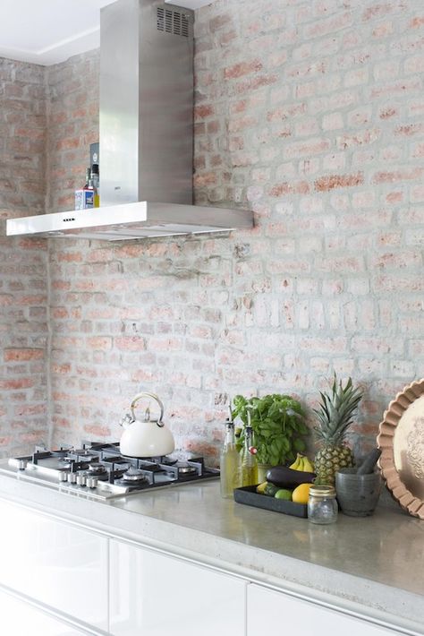 Colorful yet minimalistic apartment renovation (via Bloglovin.com ) Amazing Kitchens Design, Kitchen Brick, Modern Konyhatervezés, Brick Wall Kitchen, Brick Kitchen Backsplash, White Wash Brick, Industrial Style Kitchen, Brick Kitchen, Brick Backsplash