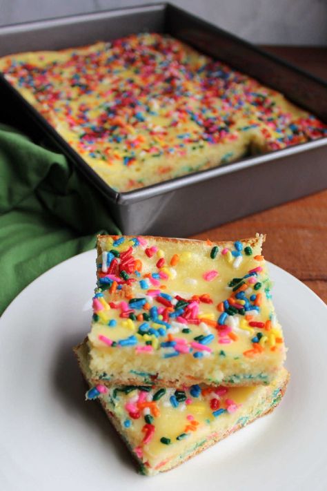 Funfetti Gooey Butter Cake 8 Orange Ooey Gooey Butter Cake, Confetti Cake Desserts, Butter Golden Cake Mix Recipes, Funfetti Cake Bars Recipe, Funfetti Desserts, Gooey Funfetti Bars, Butter Brickle Cake, Confetti Gooey Bars, Funfetti Gooey Bars