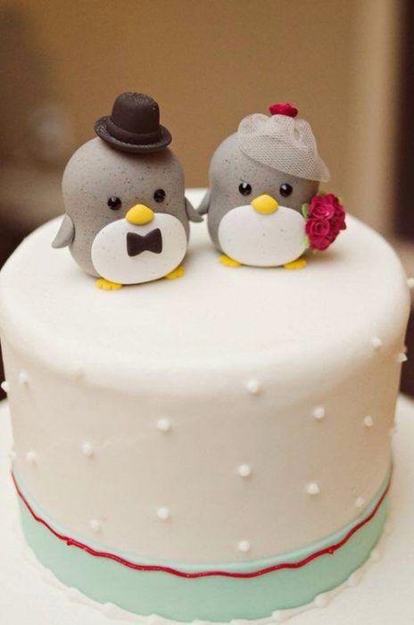 20 Pasteles de boda con diseños divertidos. Wedding cake. FIguras de azúcar para pasteles de boda. Figuras decorativas para pastel. Pingüinos tomados de las manos sobre un pastel de bodas Penguin Cake Toppers, Penguin Wedding, Torte Creative, Penguin Cakes, Mini Torte, Wedding Cake Toppers Unique, Creative Wedding Cakes, Torte Cupcake, Animal Cake