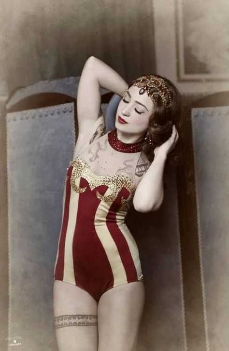 Vintage Circus Ladies - Imgur Vintage Circus Costume, Circus Fashion, Old Circus, Aerial Costume, Circus Outfits, Circus Aesthetic, Trapeze Artist, Dark Circus, Woman In Red