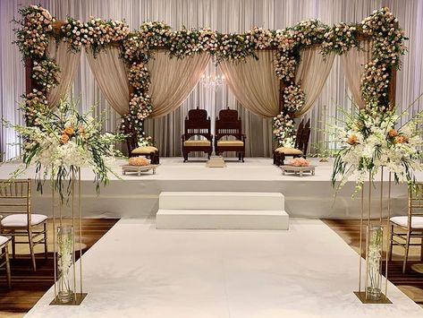 Indoor Mandap, Open Mandap, Bangladesh Wedding, Mandap Ideas, Mandap Design, Wedding Stages, Wedding Indoor, Engagement Decor, Hindu Ceremony