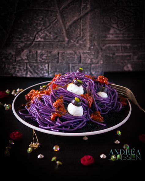 Scary Halloween Food, Spaghetti Bolognese Recipe, Halloween Food Dinner, Bolognese Recipe, Halloween Party Dinner, Halloween Food Treats, Garlic Noodles, Spooky Treats, Spaghetti Bolognese