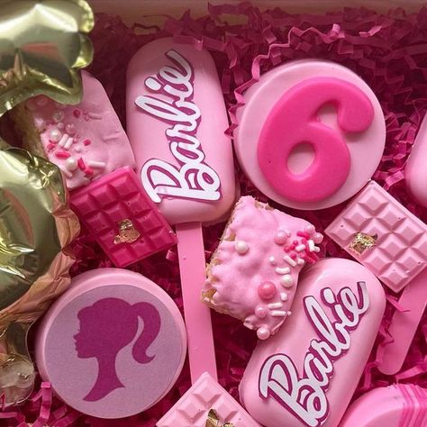 Barbie Chocolate Covered Oreos, Barbie Chocolate Covered Strawberries, Barbie Cakesicles, Barbie Dessert Table, Barbie Treats, Candy Bar Party Ideas, Pink Black Barbie, Barbie Beach Party, Barbie Chocolate