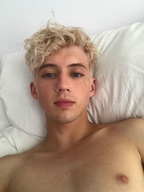 Okay but can we all talk about how STUNNING Troye Sivan is for a second?! Lucky Blue Smith, Celebrity Stylist, Creamy Blonde, All Talk, Lucky Blue, Troye Sivan, Blonde Boys, Balayage, Blonde Hair