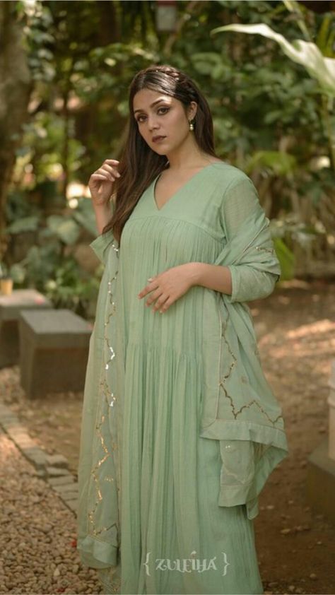 Aline Kurti Design, Hand Embroidery Neck Designs, Kurti Tunics, Cotton Kurties, Georgette Kurtis, Latest Kurta Designs, Dress Anarkali, Anarkali Designs, Salwar Neck Designs