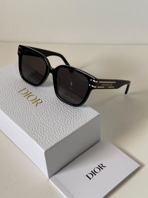 Dior Glasses Sunglasses, Dior Sunglasses Women, Stylish Sunglasses Women, Dior Glasses, Classy Glasses, Glasses Outfit, Popular Sunglasses, Rapper Style, Luxury Glasses