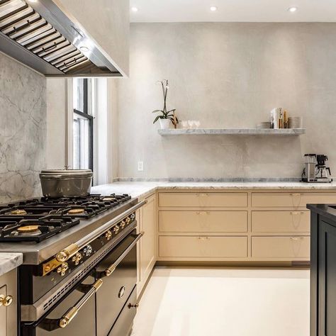 Stunning kitchen by www.cleaneatinggoddess.com, on walls Marrakech Walls in color "Coffee Cream" #kitchendesign #kitchendecor #kitchen #kitchenideas #plasterpaint #tadelakt #limeplaster #concretewalls #backsplash #tiling Limewashed Walls, Black Hardware Kitchen, Cabinet Hardware Brass, Kitchen Sink Farmhouse, Marrakech Walls, Lime Plaster, Dream Kitchen Ideas, Declutter Kitchen, Plaster Paint