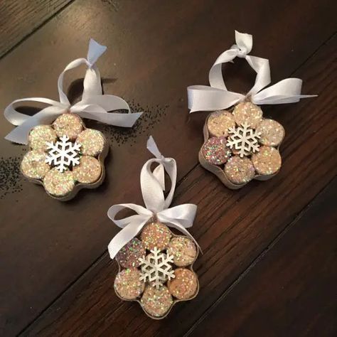 22 Amazing DIY Wine Cork Ornaments Ideas for Christmas Wine Cork Crafts Christmas, Cork Crafts Christmas, Wine Cork Diy Crafts, Wine Cork Ornaments, Cork Crafts Diy, Wine Cork Art, Cork Ornaments, Cork Diy, Wine Craft