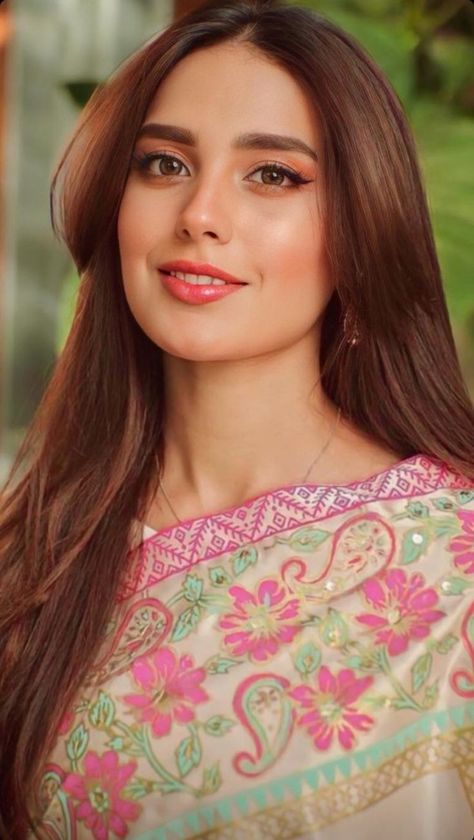 #iqraaziz Pakistani Beauty, Sana Javed, Pakistan Dress, Body Hot, Maya Ali, Iqra Aziz, Mahira Khan, Girl Crush Fashion, Stylish Photo Pose