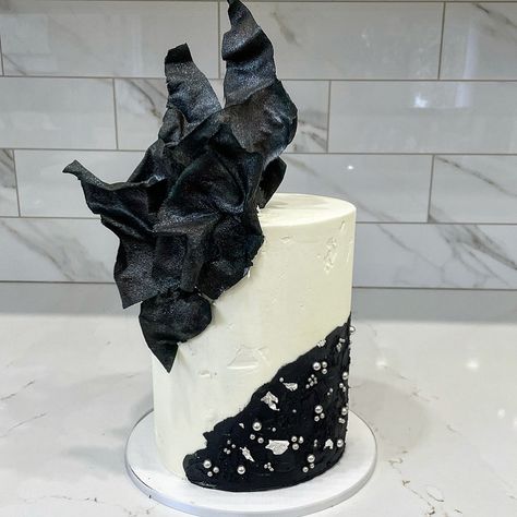 Wafer paper ruffle cake by Liliana da Silva for Sugarella Sweets Ruffle Cake Tutorial, 2023 Birthday, Decorate Cake, Wafer Paper Cake, Edible Paper, Ruffle Cake, Wafer Paper, Cake Videos, Paper Cake