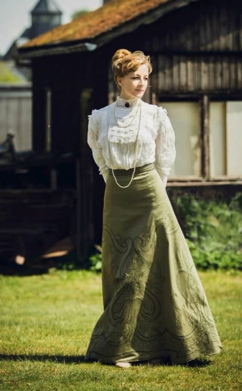 1900s Dress, 1880 Fashion, Edwardian Gowns, Hector Guimard, Victorian Era Dresses, 1890s Fashion, Steampunk Victorian, Old Fashion Dresses, History Fashion