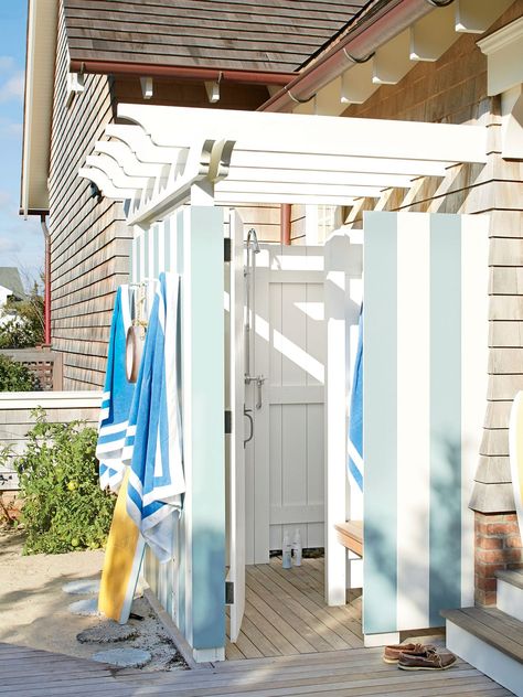 Beach House Bathrooms, Outdoor Shower Ideas, Dix Blue, Outdoor Shower Beach, Beach House Outdoor, Outdoor Shower Enclosure, Dream Farmhouse, Outdoor Baths, Shore House