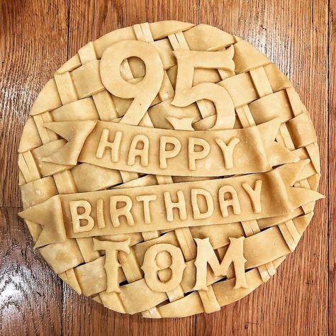 Birthday Pie Decoration, Apple Pie Birthday Cake, Birthday Pie Crust Designs, Fancy Apple Pie Crust Designs, Pie Decorating Ideas, Apple Pie Designs, Pretty Pie Crust, Fancy Pie Crust, Birthday Pie