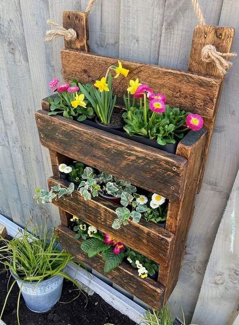 Planter Fence Ideas, Campsite Ideas, Pallet Projects Garden, Fence Planters, Tiered Planter, Wall Fence, نباتات منزلية, Reclaimed Pallets, Pallet Planter