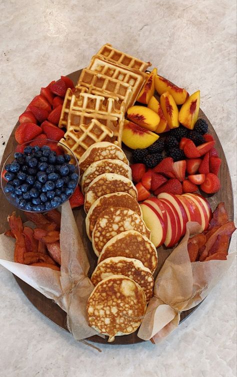 Senior Breakfast, Breakfast Presentation, Dulce Candy, Meals Of The Day, Breakfast Board, Breakfast Platter, Fav Food, Catering Ideas Food, Breakfast Waffles