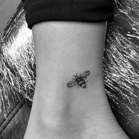 Honeybee Tattoo, Small Bee Tattoo, Berlin Tattoo, Tattoo Trend, Muster Tattoos, Detailed Tattoo, Bee Tattoo, Tattoo Designs And Meanings, Pattern Tattoo