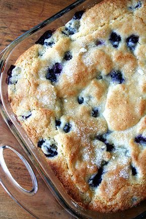 Buttermilk Blueberry Breakfast Cake; very yummy. Used frozen instead of fresh blueberries. May or may not have contributed to the very thick and sticky batter and the 15-20 extra mins cooking time. They definitely turned the cake purple! Delicious, though. Puding Roti, Blueberry Breakfast Cake, Blueberry Breakfast, Blueberry Cobbler, God Mat, Red Lobster, What's For Breakfast, Breakfast Cake, Cupcake Cake