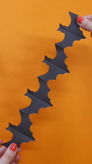 Paper Chain Halloween, Halloween Paper Chains Diy, Halloween Paper Chain, How To Make Paper Bats, Halloween Paper Chain Links, Paper Bats Hanging From Ceiling, Paper Bat, Paper Chains, Halloween Activities For Kids