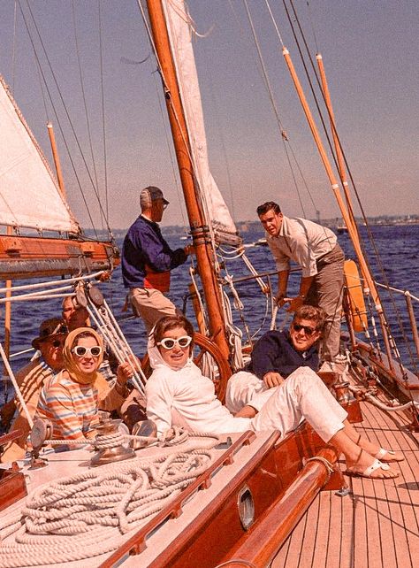 Jackie Kennedy boating with friends on Labor Day, 1962. #kennedy #jackiekennedy #oldmoneyaesthetic #eastcoat #coastal #coastalgrandmother #summerstyle #summerfashiontrends Vintage Yacht Aesthetic, Vintage Sailor Aesthetic, Kennedys Aesthetic, Jfk Sailing, Labor Day Aesthetic, Old Money Boat, Sailor Aesthetic, Sailing Aesthetic, Americana Summer