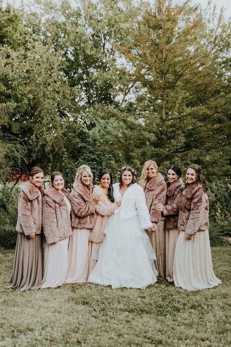 bride and her bridesmaids in cozy fur coats Fur Coat Bride, Black Bridesmaid Dress Winter, Winter Wedding Bridesmaids, Winter Bridesmaid Dresses, Wedding Fur, Western Wedding Dresses, Yosemite Wedding, Floral Greenery, Winter Wedding Colors