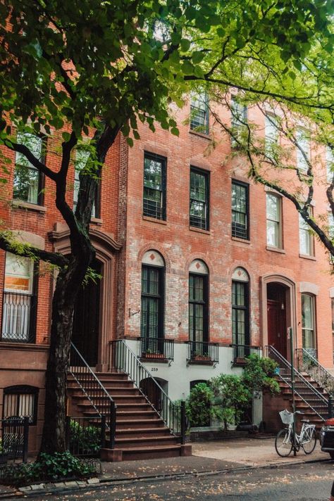 NYC Neighbourhood Guide: West Village • The Wanderbug New York Aesthetic City Apartments, New York Brownstone, West Village Nyc, Nyc Neighborhoods, Neighborhood Guide, New York Aesthetic, Casa Exterior, West Village, Missing Link