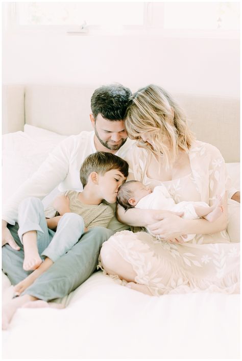 Newborn Family Pictures, Photo Bb, Newborn Sibling, Foto Newborn, Lifestyle Newborn Photos, Newborn Photography Boy, Newborn Family Photography, Newborn Family Photos, Newborn Photography Poses