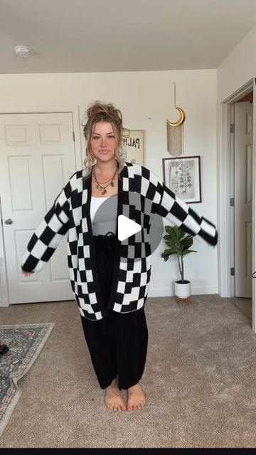 Johanna 🪩 curvy fashion on Instagram: "Comment “link” and ill send you the deets to cardigan, pants + shirt! #elderemo #midsizeootd #midsizeoutfits #midsizestyle #midsizemom #stayathomemom #altmom #coolmom #checkered #checkerprint" Checkered Sweater Outfit, Checkered Cardigan Outfit, Checkered Cardigan, Midsize Outfits, Tops Outfit, Midsize Style, Cardigan Outfit, Checker Print, Cardigan Outfits