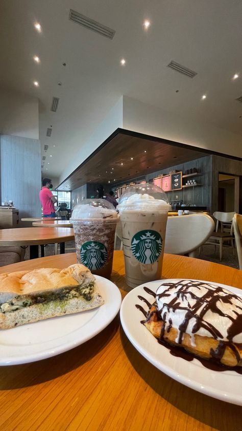 Banana Bread Starbucks, Starbucks Hot Drinks, Coffee Starbucks Drinks, At Home Starbucks, Starbucks Snapchat, Starbucks Caramel Drinks, Coffee Dates Aesthetic, Starbucks Banana, Starbucks At Home