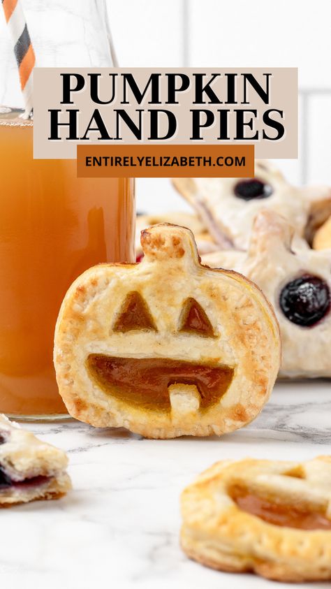 Hand Pie Filling, Halloween Pastries, Hand Pies Recipes, Recipe For Pumpkin Pie, Pumpkin Hand Pies, Boo Berry, Dinner Soup, Pastries Recipes, Homemade Pie Crust Recipe