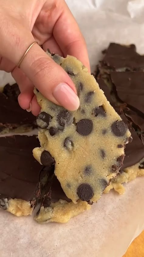 This 4 ingredient cookie dough bark is the ultimate no-bake sweet treat! It’s gluten-free, vegan, low sugar, and totally delicious. This is the perfect healthy dessert or snack idea when you're craving a sweet treat! Cookie Dough Healthy Recipe, Oat Snacks Healthy, What To Eat When Craving Sweets, Healthy Snacks Sweet Tooth, Clean Eating Desserts Easy, Low Ingredient Cookies, Vegan Bark Recipes, Gf Df Thanksgiving Recipes, Low Fat Sweet Snacks